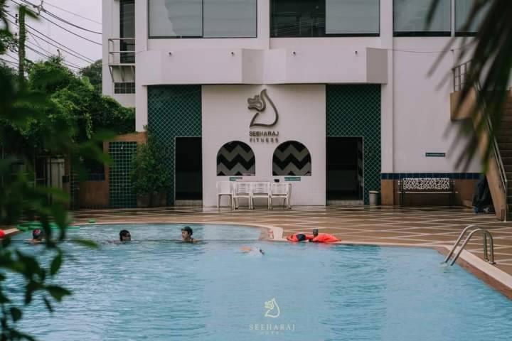 Seeharaj Hotel Uttaradit Bagian luar foto